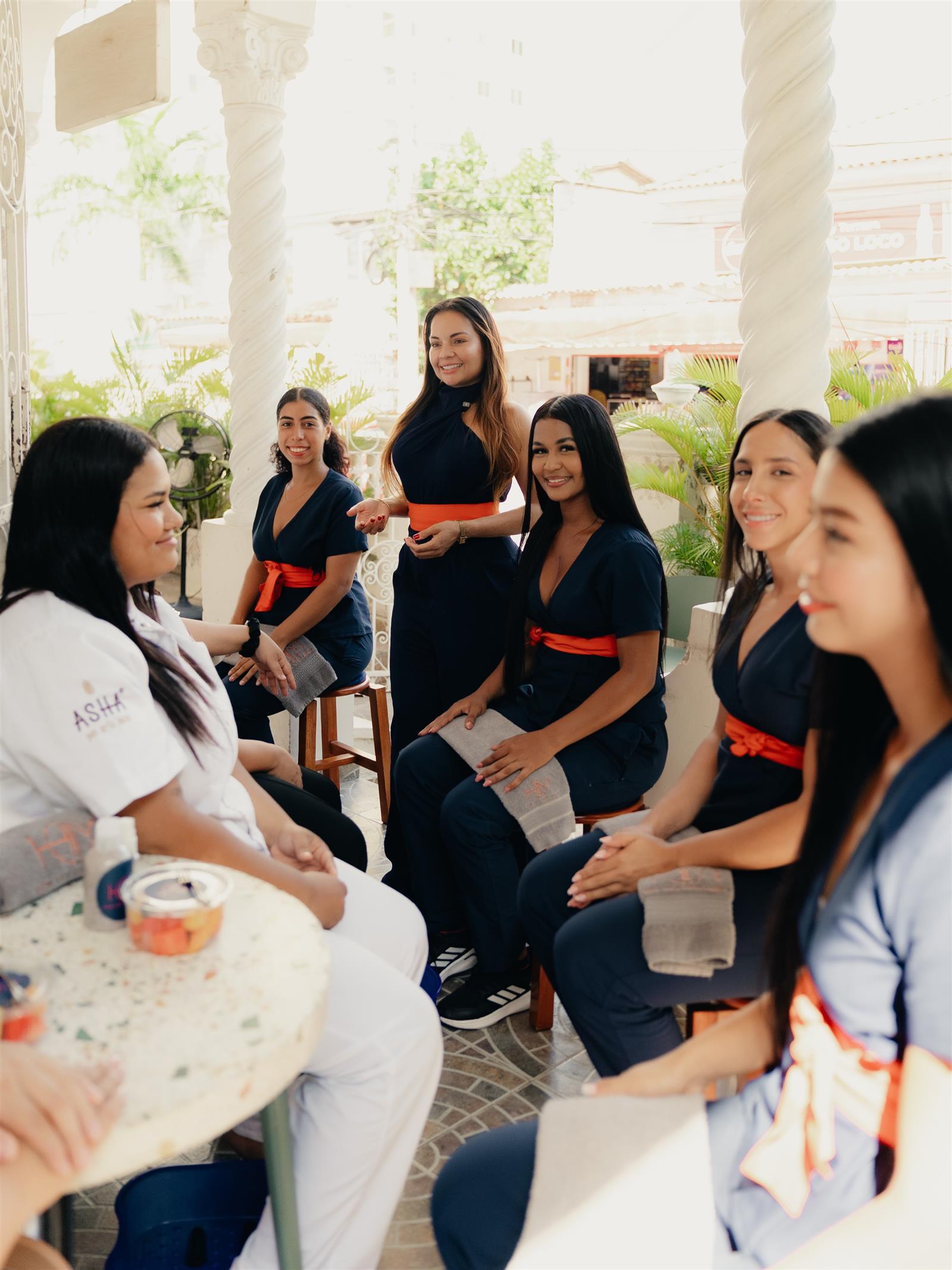 Terapeutas de Hom Spa con su uniforme azul y fajín naranja
