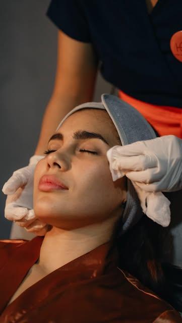 Clienta recibiendo un masaje facial