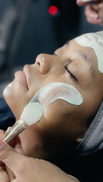 Aplicación de mascarilla facial con brocha