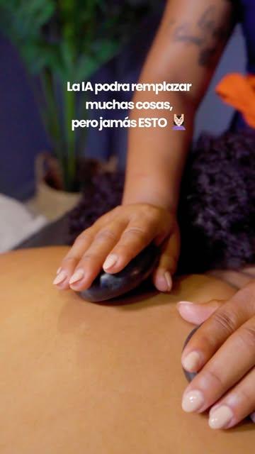 Manos de terapeuta con una piedra caliente