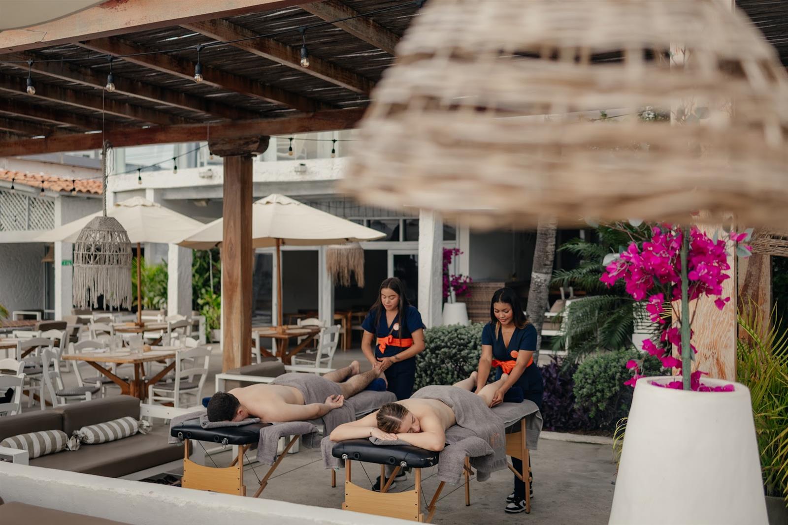 Masajes al aire libre en una terraza con buganvillas